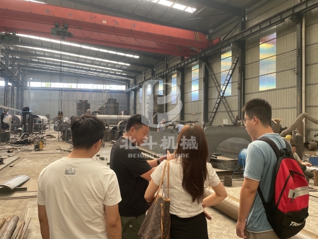 北斗機(jī)械實(shí)力引客！客戶實(shí)地考察炭化爐