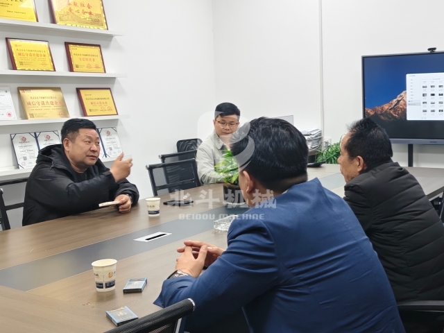 接待客戶(hù)來(lái)訪 詳細(xì)講解炭化爐工藝